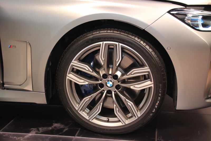 「40％も大型化されたキドニーグリルが迫力満点。新型BMW 7シリーズの発売がスタート」の2枚目の画像