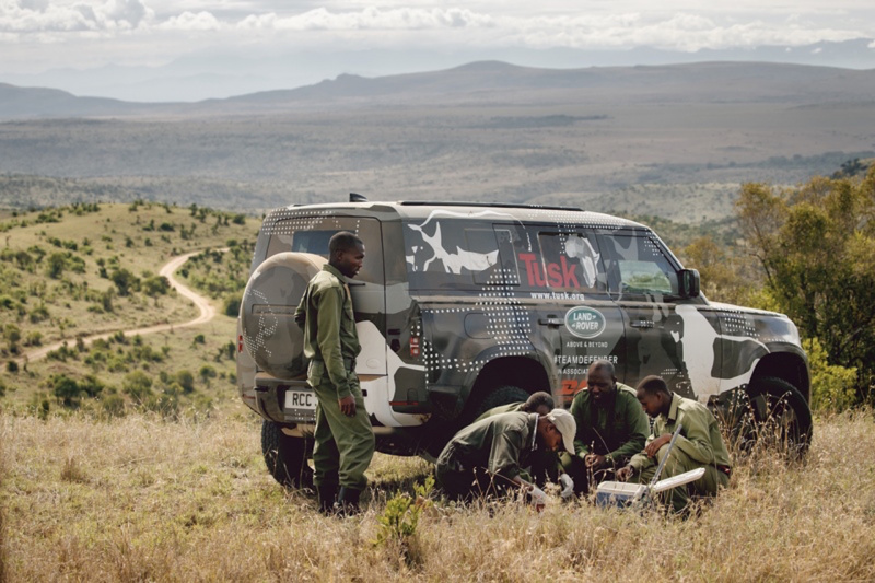 「新型ランドローバー・ディフェンダーがケニアのボラナ野生保護区での任務に従事」の11枚目の画像