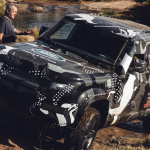新型ランドローバー・ディフェンダーがケニアのボラナ野生保護区での任務に従事 - Land Rover_Defender_Tusk_17
