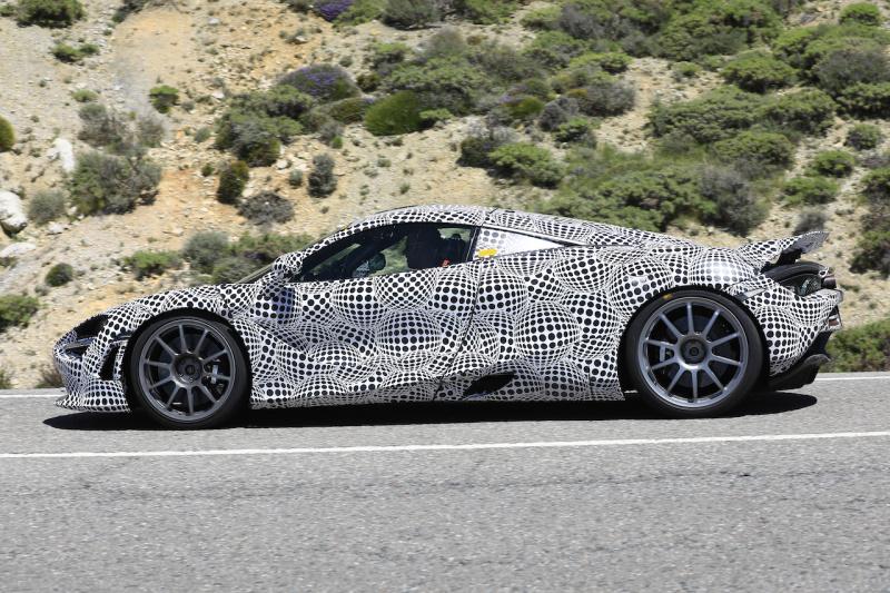 「マクラーレンの新型スーパーハイブリッドを目撃！V6で1000馬力超え」の6枚目の画像
