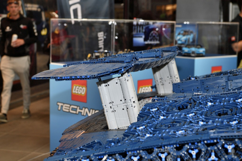 「ニュルブルクリンク24時間レースは巨大なおもちゃ箱。レゴで作った実物大ブガッティ＆ポルシェを発見！」の3枚目の画像