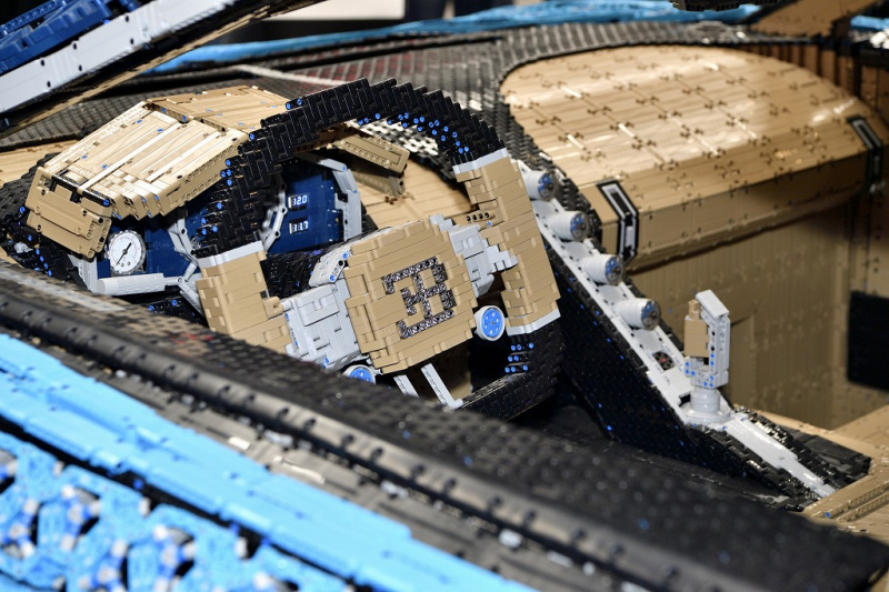 「ニュルブルクリンク24時間レースは巨大なおもちゃ箱。レゴで作った実物大ブガッティ＆ポルシェを発見！」の12枚目の画像