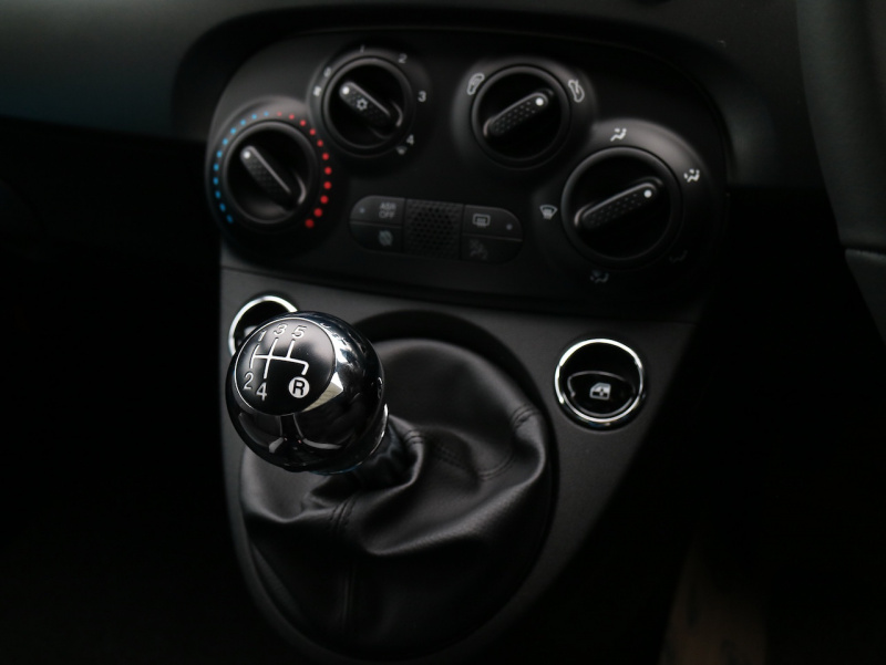 「【新車】5MT＋レッドの外装色が心をくすぐる、限定車「Fiat 500S Manuale Rossa」は80台限定」の1枚目の画像