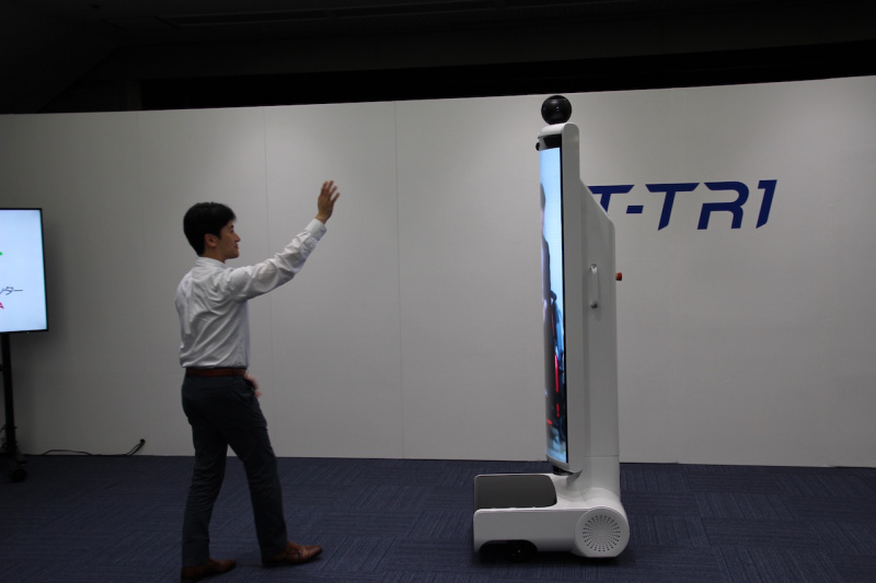 遠隔地コミュニケーションサポートロボット「T-TR1」