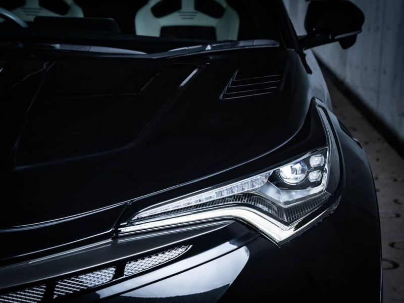 「マークレスグリルなど特徴的なスタイリング。ローウェンが強面仕様のトヨタC-HRを初公開」の1枚目の画像