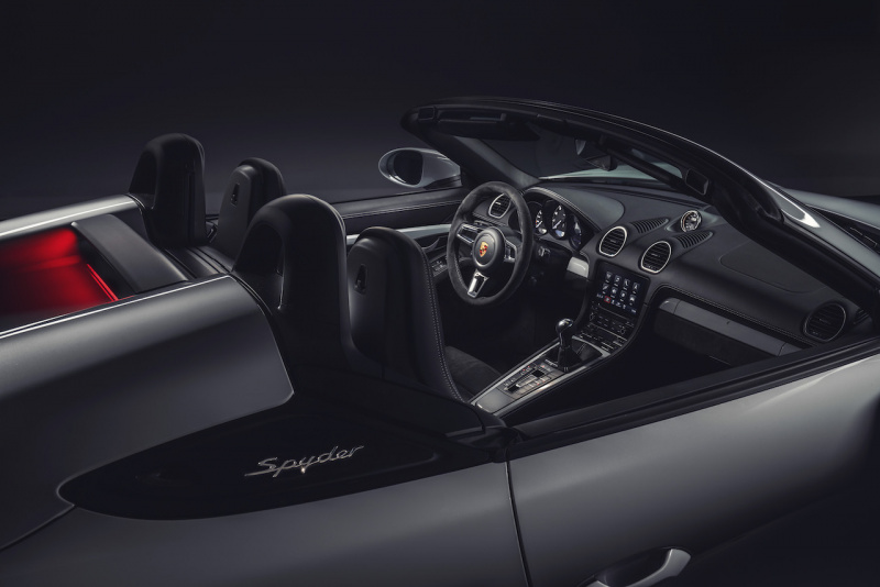 「【新車】新型ポルシェ・718スパイダー／718ケイマン GT4の予約受注がスタート。新開発の高回転型4L・NAエンジンを搭載」の1枚目の画像