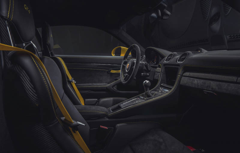 「【新車】新型ポルシェ・718スパイダー／718ケイマン GT4の予約受注がスタート。新開発の高回転型4L・NAエンジンを搭載」の7枚目の画像
