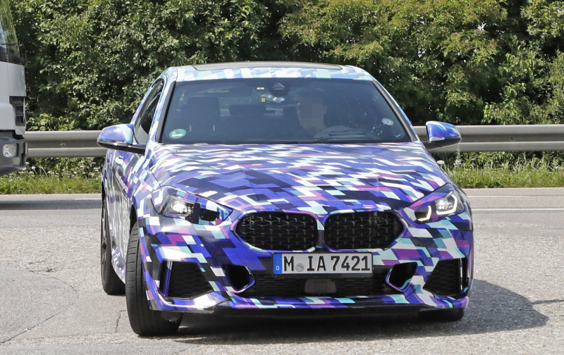 「高性能バージョン「M235i」か？　BMW「2シリーズ グランクーペ」ド派手プロトタイプ登場」の11枚目の画像