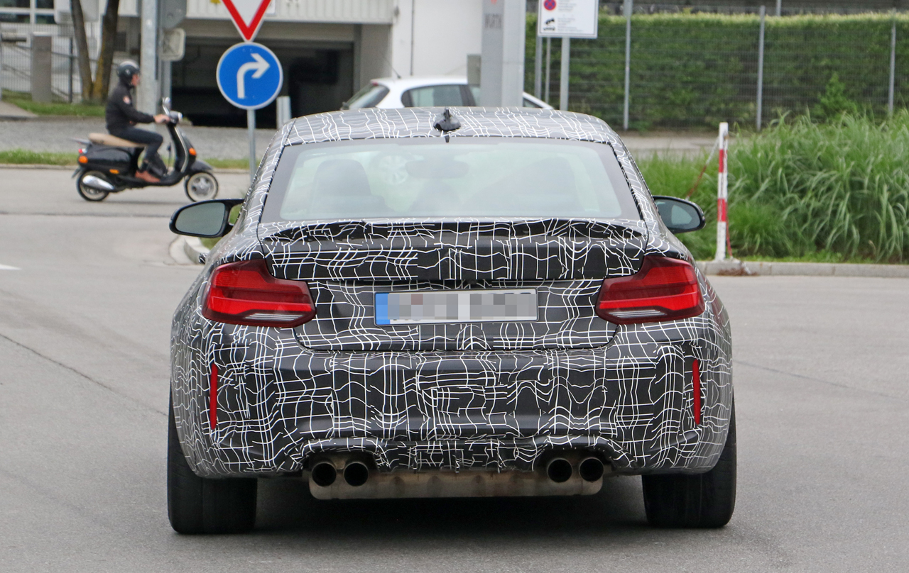 「BMW・M2に最強モデル「CS」が設定！ コックピットを激写」の10枚目の画像