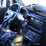 発表直前でも、この警戒レベル…ランドローバーの元祖「新型ディフェンダー」デジタルコックピットを激写！ - Land Rover Defender 1