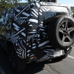 発表直前でも、この警戒レベル…ランドローバーの元祖「新型ディフェンダー」デジタルコックピットを激写！ - Land Rover Defender 8