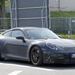電動化は見送り？新型「 ポルシェ・911 GT3」は威圧的な巨大ウィングを装備 - Porsche 992 GT3 1