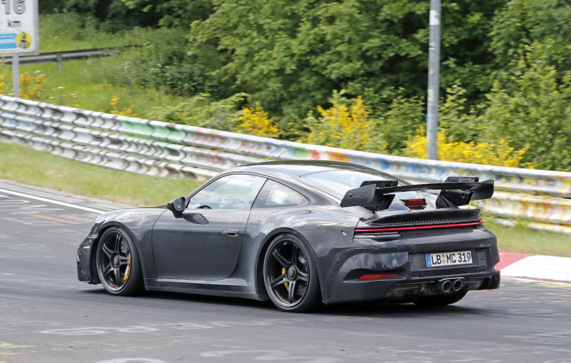 「電動化は見送り？新型「 ポルシェ・911 GT3」は威圧的な巨大ウィングを装備」の14枚目の画像