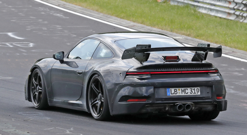「電動化は見送り？新型「 ポルシェ・911 GT3」は威圧的な巨大ウィングを装備」の15枚目の画像