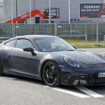 電動化は見送り？新型「 ポルシェ・911 GT3」は威圧的な巨大ウィングを装備 - Porsche 992 GT3 2