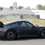 電動化は見送り？新型「 ポルシェ・911 GT3」は威圧的な巨大ウィングを装備 - Porsche 992 GT3 4