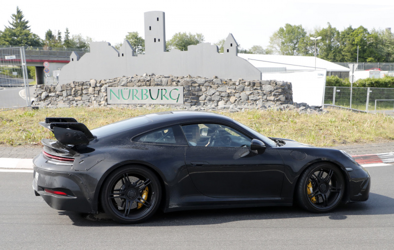 「電動化は見送り？新型「 ポルシェ・911 GT3」は威圧的な巨大ウィングを装備」の4枚目の画像