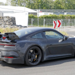 電動化は見送り？新型「 ポルシェ・911 GT3」は威圧的な巨大ウィングを装備 - Porsche 992 GT3 5