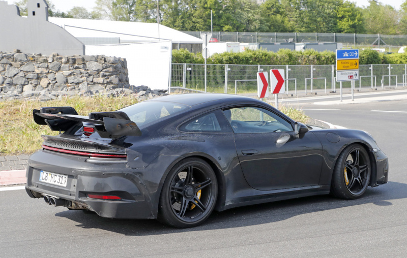 「電動化は見送り？新型「 ポルシェ・911 GT3」は威圧的な巨大ウィングを装備」の5枚目の画像