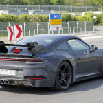 電動化は見送り？新型「 ポルシェ・911 GT3」は威圧的な巨大ウィングを装備 - Porsche 992 GT3 6