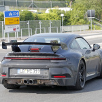 電動化は見送り？新型「 ポルシェ・911 GT3」は威圧的な巨大ウィングを装備 - Porsche 992 GT3 7