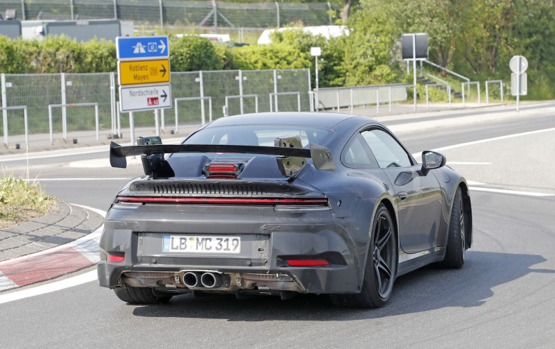 「電動化は見送り？新型「 ポルシェ・911 GT3」は威圧的な巨大ウィングを装備」の7枚目の画像