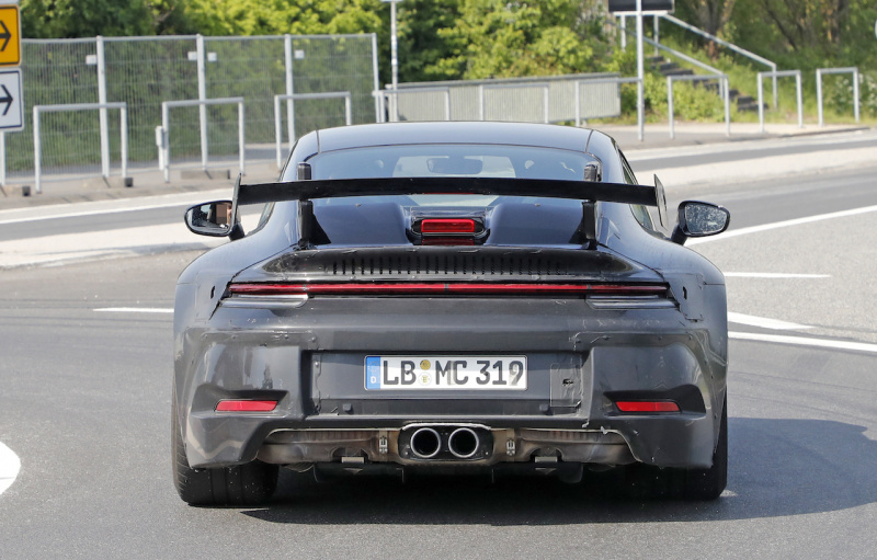 「電動化は見送り？新型「 ポルシェ・911 GT3」は威圧的な巨大ウィングを装備」の8枚目の画像
