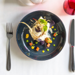 ルノー・ジャポンが「ダイナース クラブ フランス レストランウィーク 2019」に協賛。トゥインゴをテーマにしたオリジナル料理を披露 - Foodporn - Hauptgang mit Fisch im Restaurant / Gastronomie