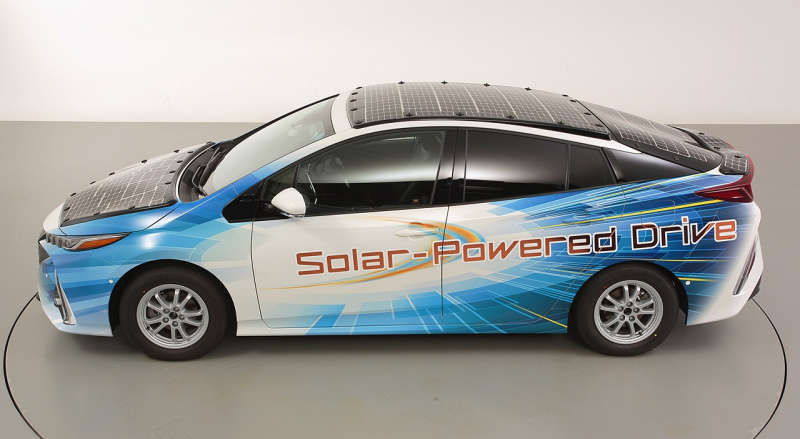 「トヨタとシャープが高効率「太陽電池パネル」搭載プリウスで公道実験！」の1枚目の画像