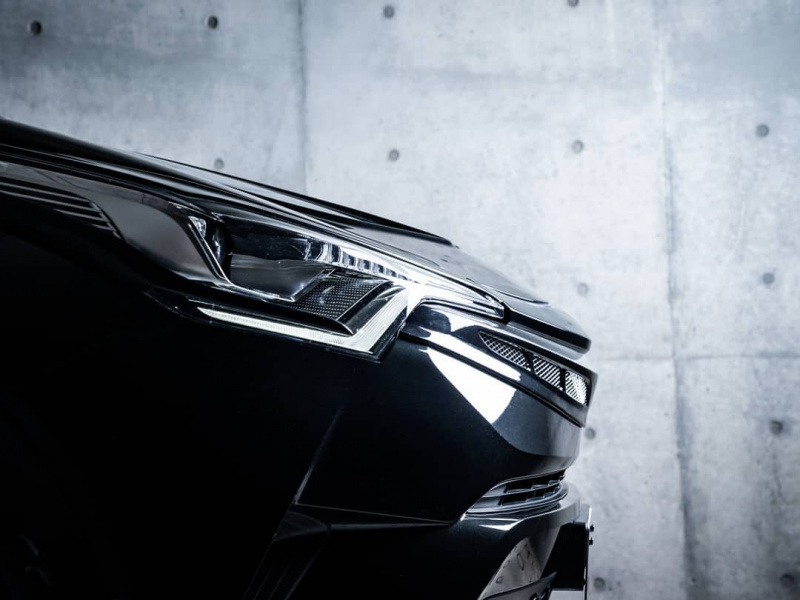 「マークレスグリルなど特徴的なスタイリング。ローウェンが強面仕様のトヨタC-HRを初公開」の3枚目の画像
