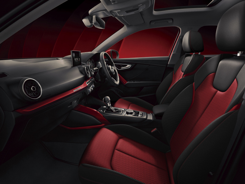 「【新車】アウディQ2に「赤・黒」のコーディネイトが際立つ限定車「Q2 #passion」「Q2 #black elegance」が設定」の6枚目の画像