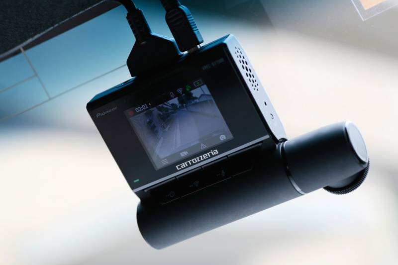 「ドラレコの楽しい使い方を発見！　パイオニア・カロッツェリアのナイトサイト対応2カメラドライブレコーダー「VREC-DZ700DLC」を使ってドライブしてみた！（PR）」の1枚目の画像