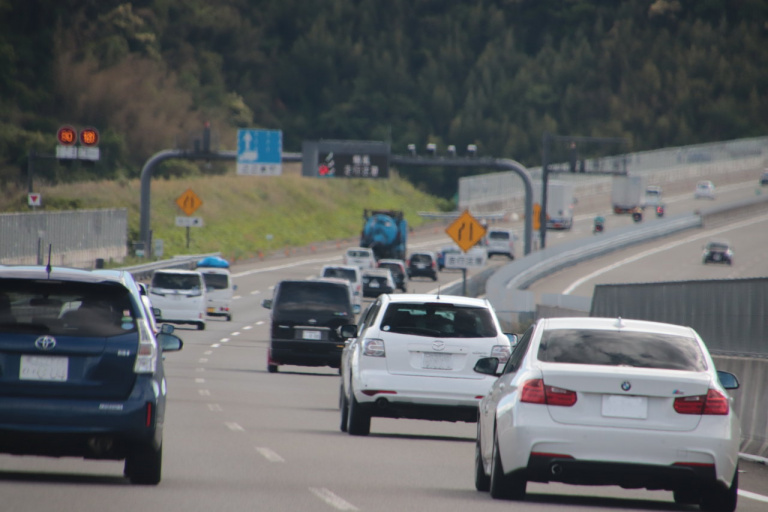 高速道路の走行風景