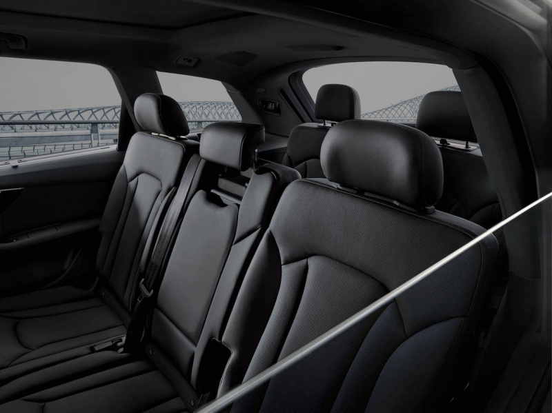 「シックで上質な外観が魅力。50台限定の「Audi Q7 urban black」の価格は990万円」の6枚目の画像