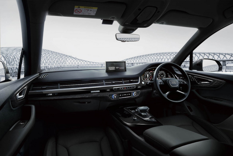 「シックで上質な外観が魅力。50台限定の「Audi Q7 urban black」の価格は990万円」の4枚目の画像