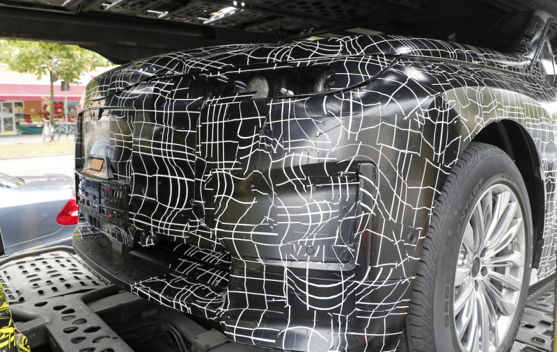 「新世代の多角形ハンドル装着！　BMW iNEXT/i5市販型プロトタイプのコックピットを激写」の17枚目の画像