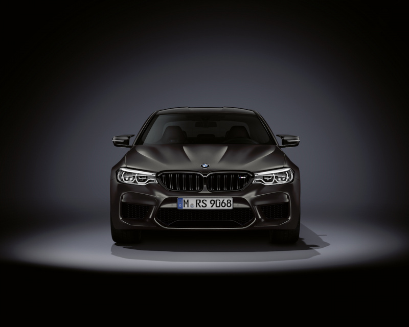 「BMW M5の35周年を記念するモデルは日本限定10台。「BMW M5 35 Jahre Edition」が21,600,000円で登場」の4枚目の画像