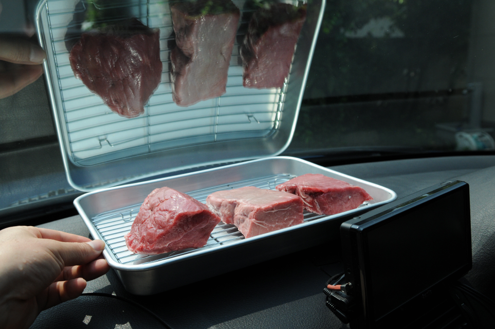 「【マジメに実験してみた】炎天下の車内に牛肉を置いたら、過去最高に美味しいローストビーフができた!?」の3枚目の画像