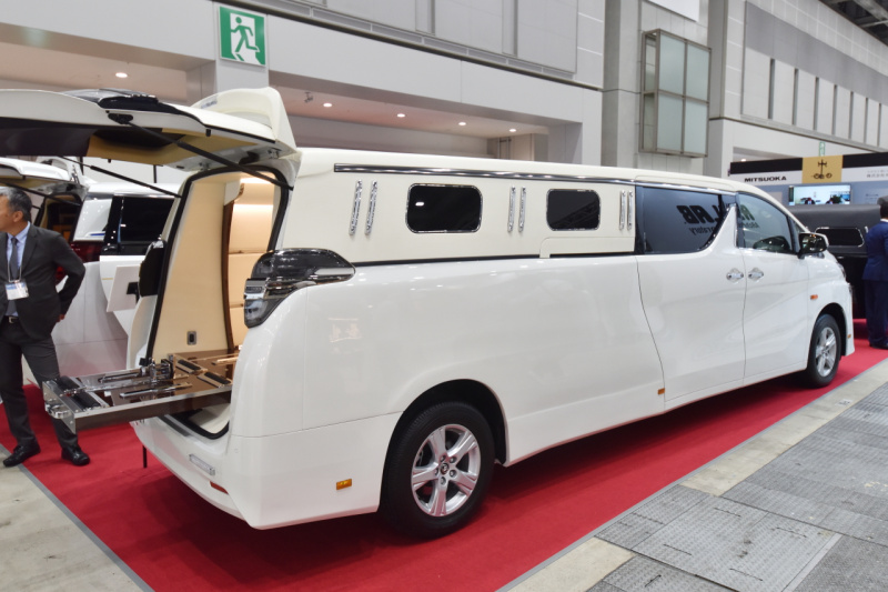 「光岡自動車が新型霊柩車「プレミアムフュージョン」をエンディング産業展で初公開」の8枚目の画像