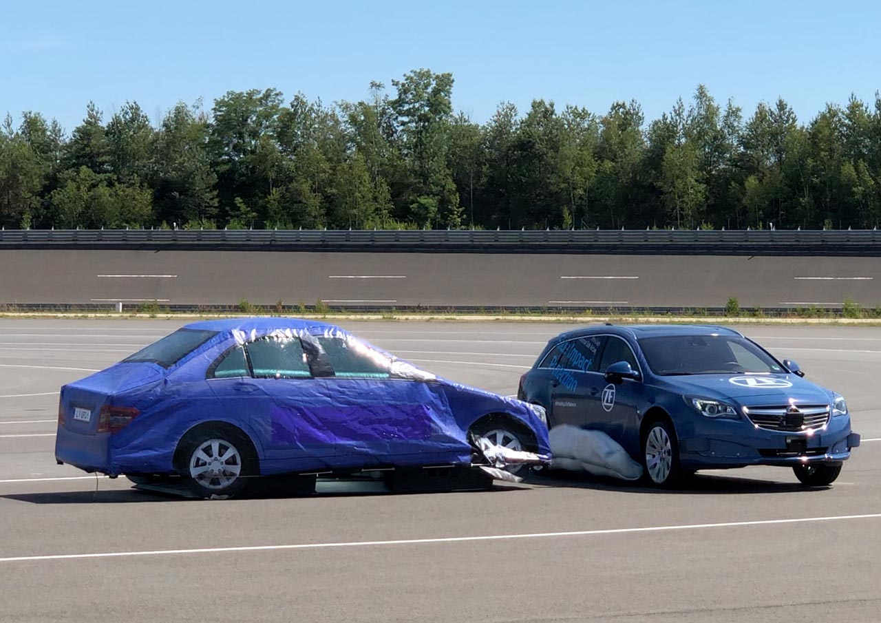 「世界初！の外部サイドエアバッグが側面衝突事故のダメージを最大40％も軽減する【ZFテクノロジーデイ2019】」の2枚目の画像