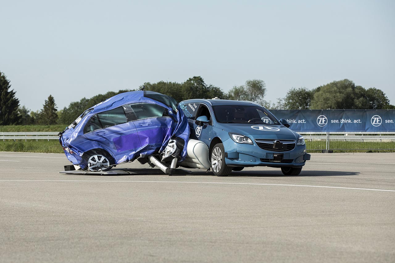 「世界初！の外部サイドエアバッグが側面衝突事故のダメージを最大40％も軽減する【ZFテクノロジーデイ2019】」の8枚目の画像