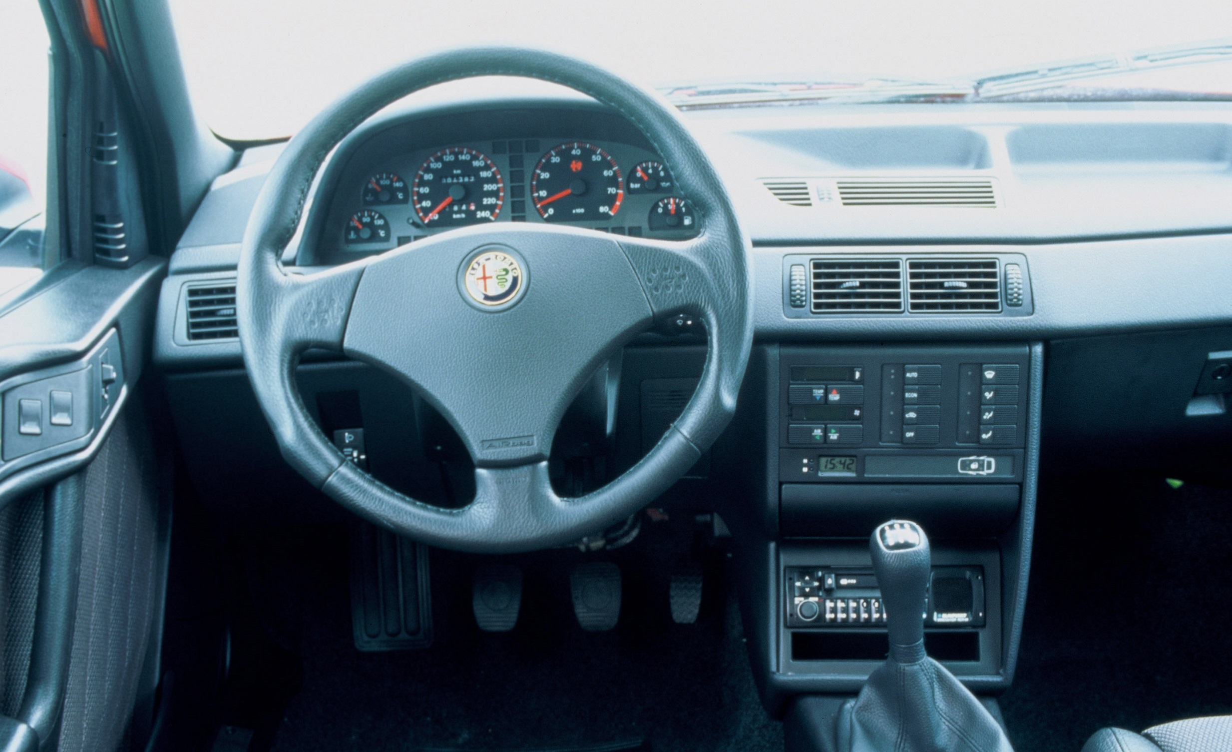 arfa155_04 画像｜伝統の走りとスタイルを引き継いだイタリアン・スポーツセダン「アルファ・ロメオ155」【ネオ・クラシックカー・グッド