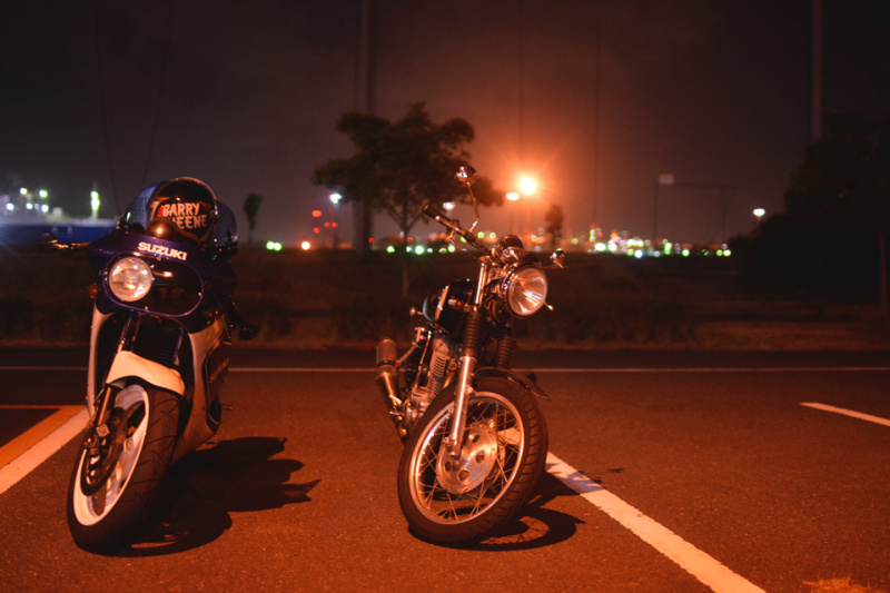 「夜ツーは夏バイクの醍醐味！工場地帯と夜の街でフォトジェニックな時間を楽しもう【探検】」の2枚目の画像