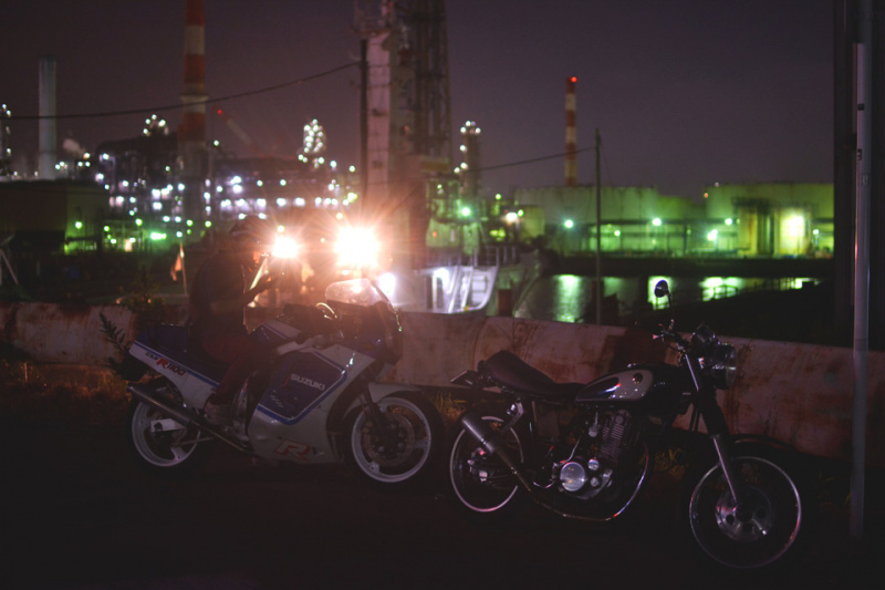 「夜ツーは夏バイクの醍醐味！工場地帯と夜の街でフォトジェニックな時間を楽しもう【探検】」の4枚目の画像