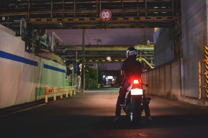 「夜ツーは夏バイクの醍醐味！工場地帯と夜の街でフォトジェニックな時間を楽しもう【探検】」の9枚目の画像