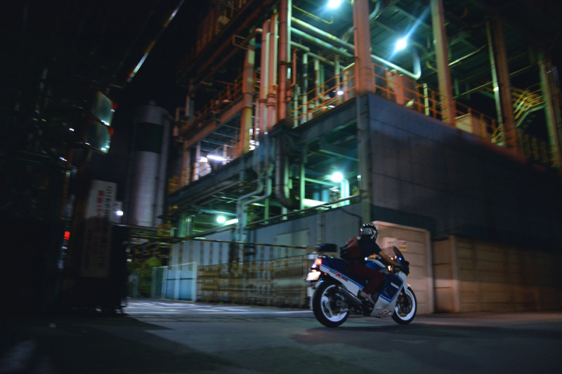 「夜ツーは夏バイクの醍醐味！工場地帯と夜の街でフォトジェニックな時間を楽しもう【探検】」の1枚目の画像