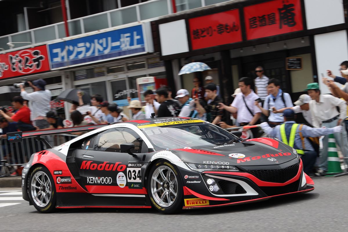 「【SUZUKA 10H】日本初のレーシングカー市内パレードから始まったSUZUKA 10Hを「Modulo Drago CORSE 034号車」はどう闘った？(PR)」の1枚目の画像