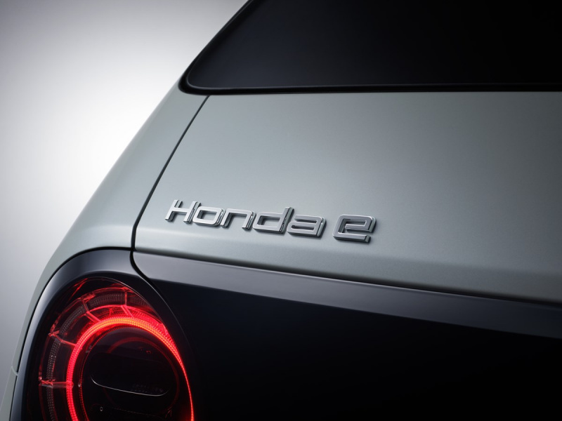 「量産バージョンが公開される「Honda e」。いまどき220kmしか走れない電気自動車はありなのか？【週刊クルマのミライ】」の1枚目の画像