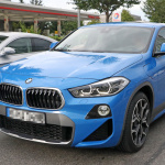 「BMW X2初のPHEVモデルをスクープ！　システム合計220馬力を発揮」の1枚目の画像ギャラリーへのリンク