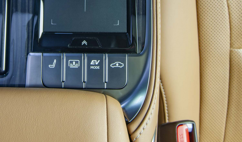 「車内のスイッチで7段階の車高設定が可能。レクサス LS用のエアサスコントローラー「ASC683L」がデータシステムから発売」の3枚目の画像